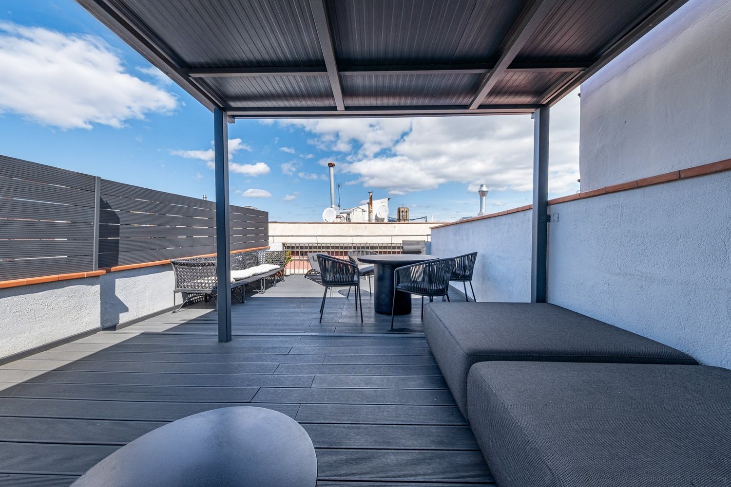 Rooftop terrace with pergola, dining table and built-in bench seating